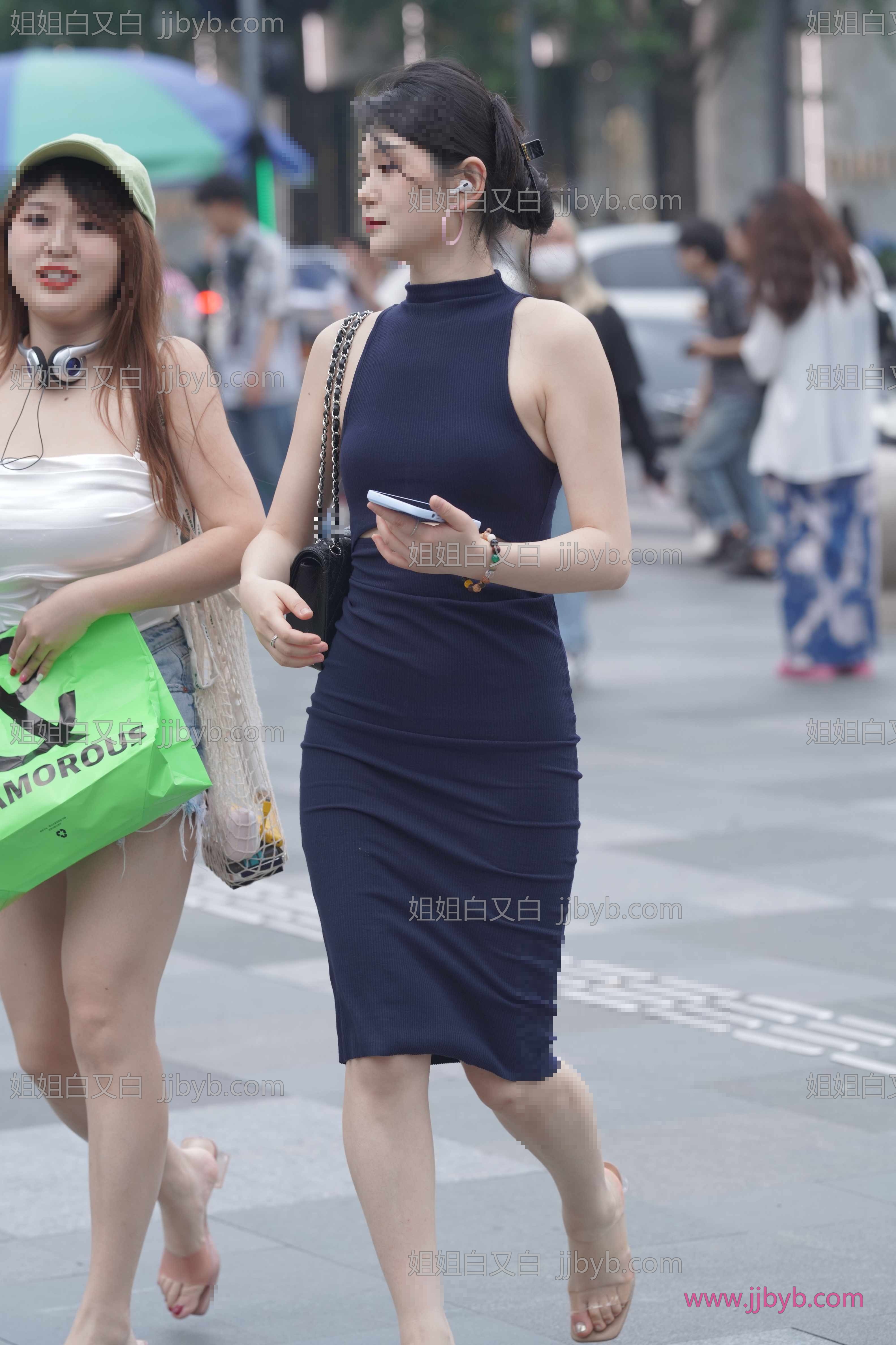 高清街拍写真集，一次看够｜街拍美女·长裙·街拍大耳环，深蓝色长-姐姐白又白