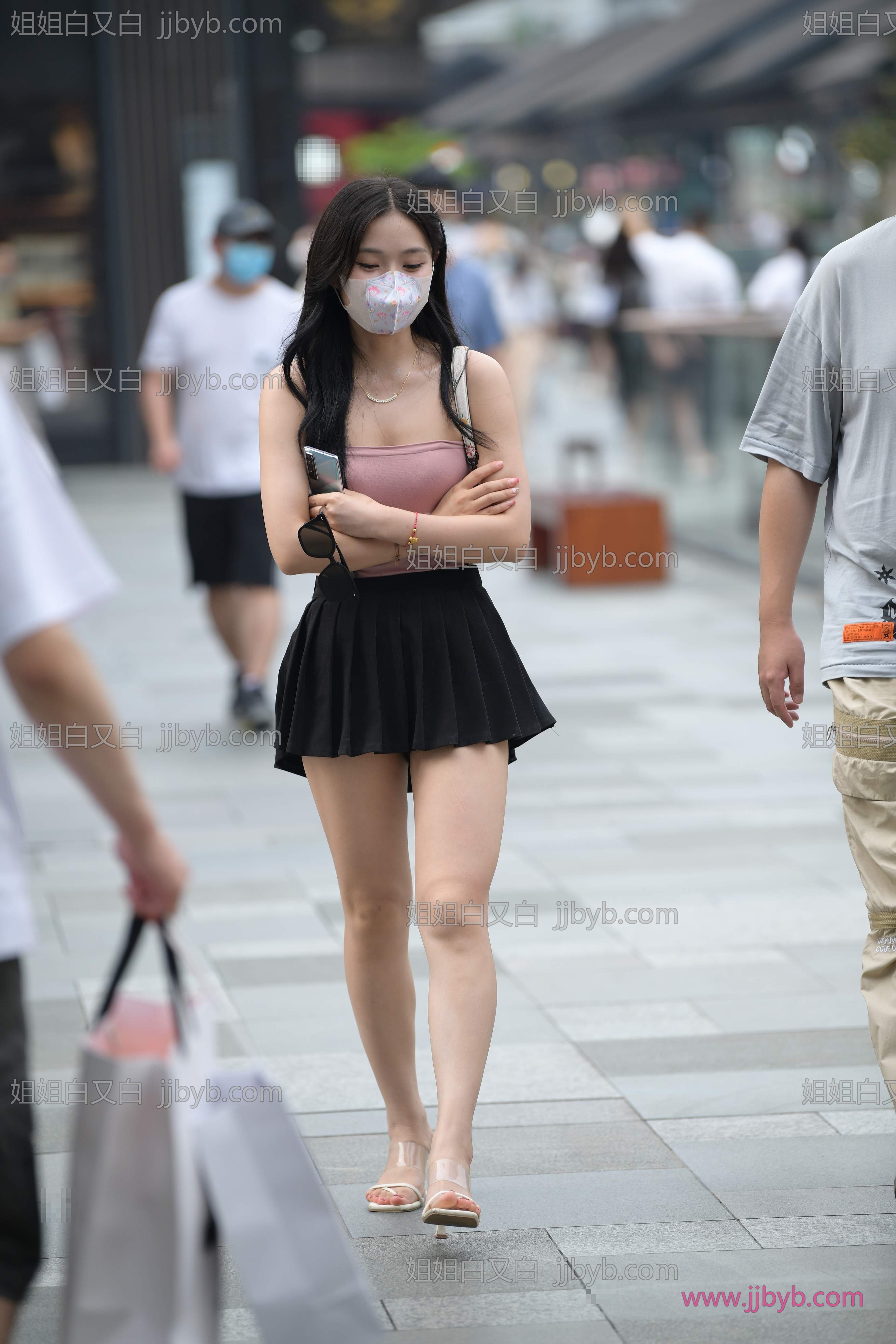街拍高清图集，细节拉满｜街拍美女·短裙·街拍黑色超短裙小姐姐-姐姐白又白