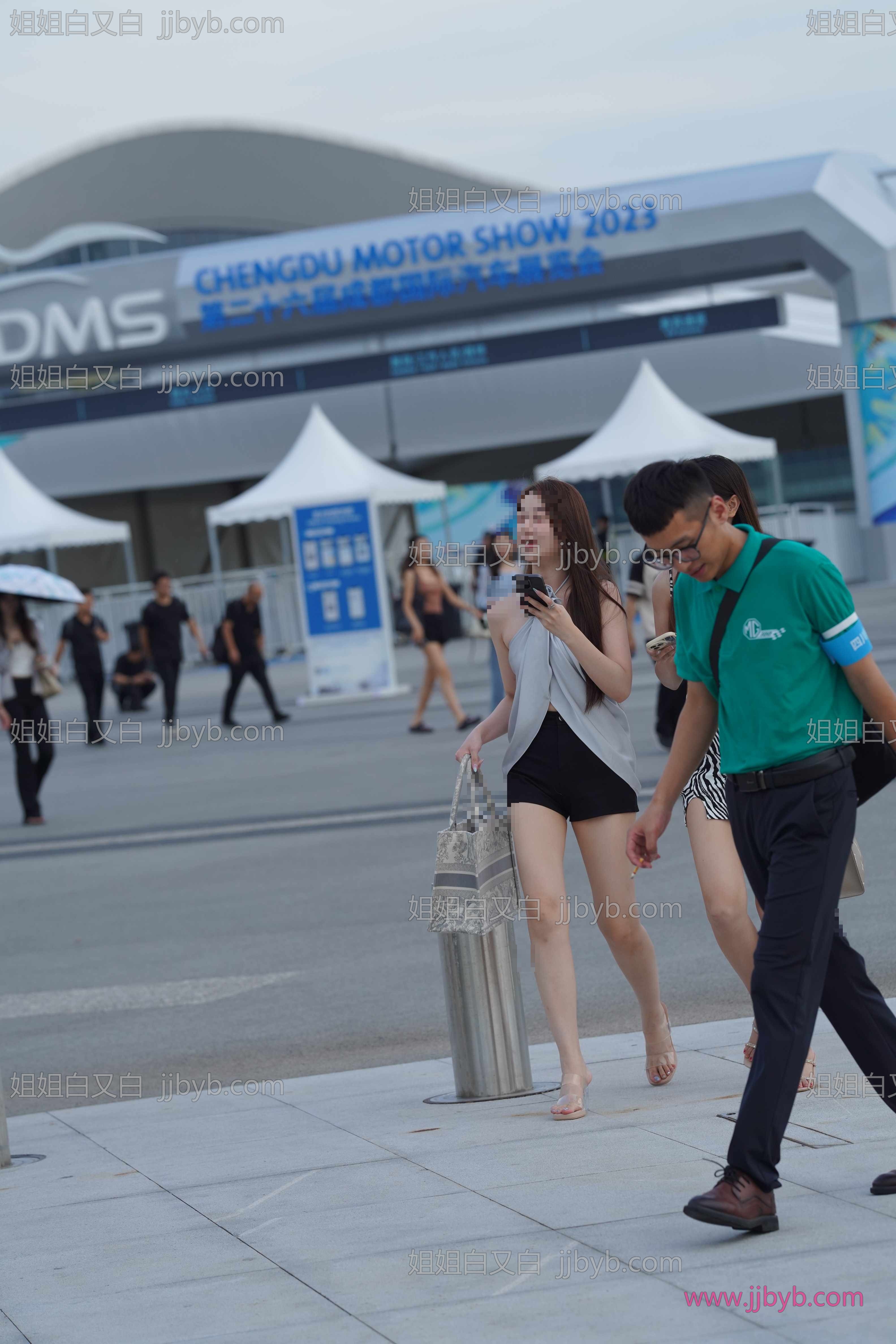 街拍写真，高清原图打包收藏｜美腿·街拍·街拍美腿姐妹逛街-姐姐白又白