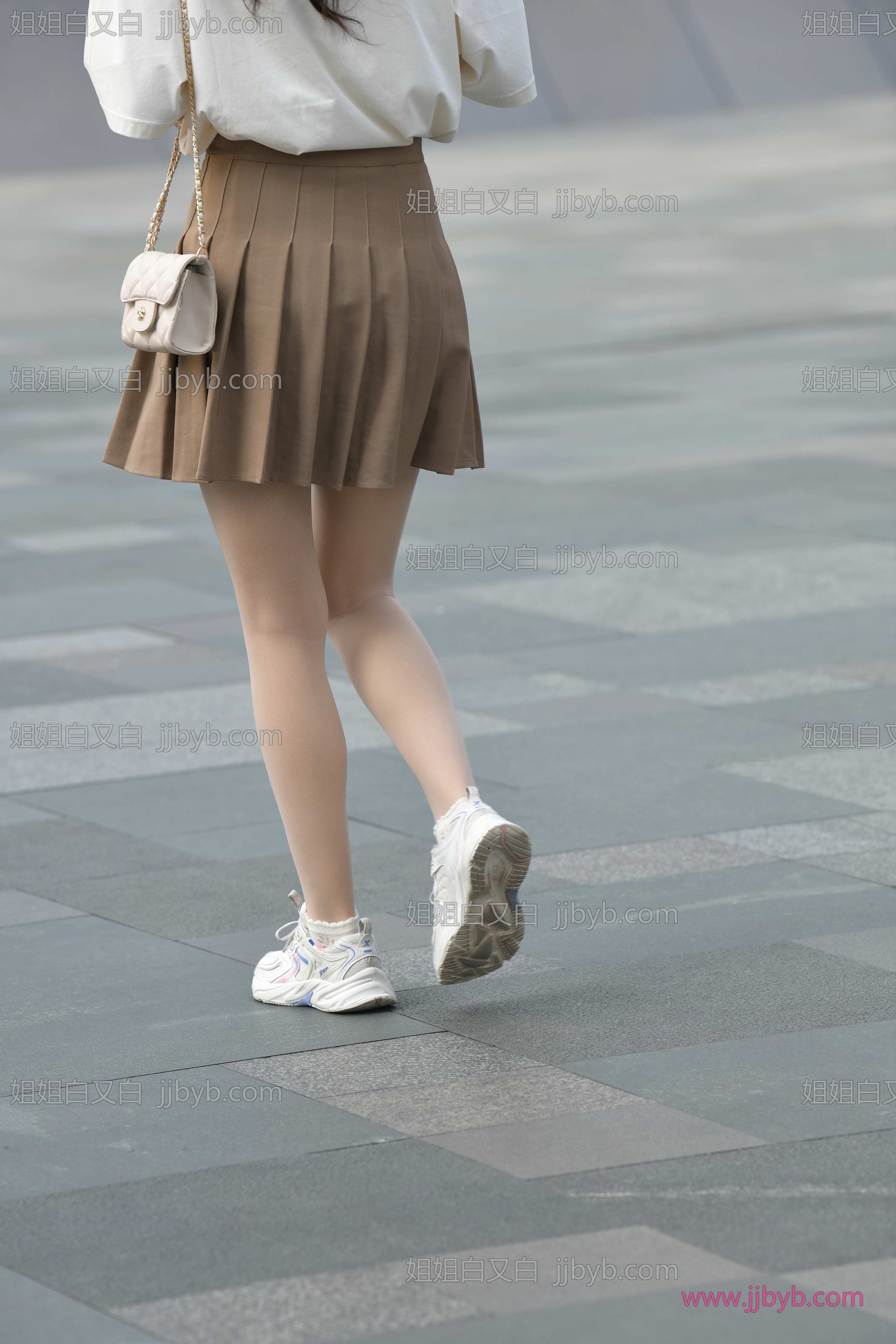 人气街拍写真，超清无水印｜丝袜·肉丝·街拍百褶短裙，肉丝运-姐姐白又白