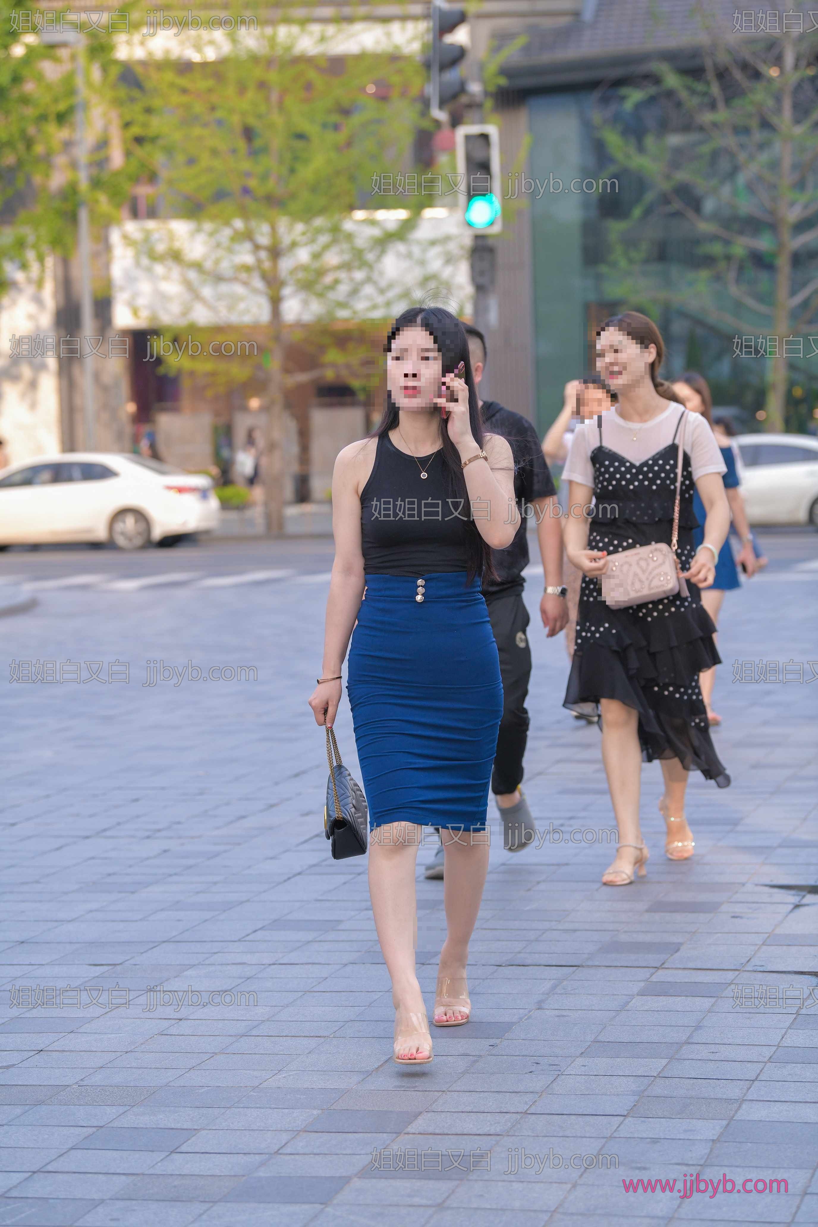 街拍美图合集，高清图集｜街拍美女·街拍·街拍蓝色裹臀裙美眉-姐姐白又白