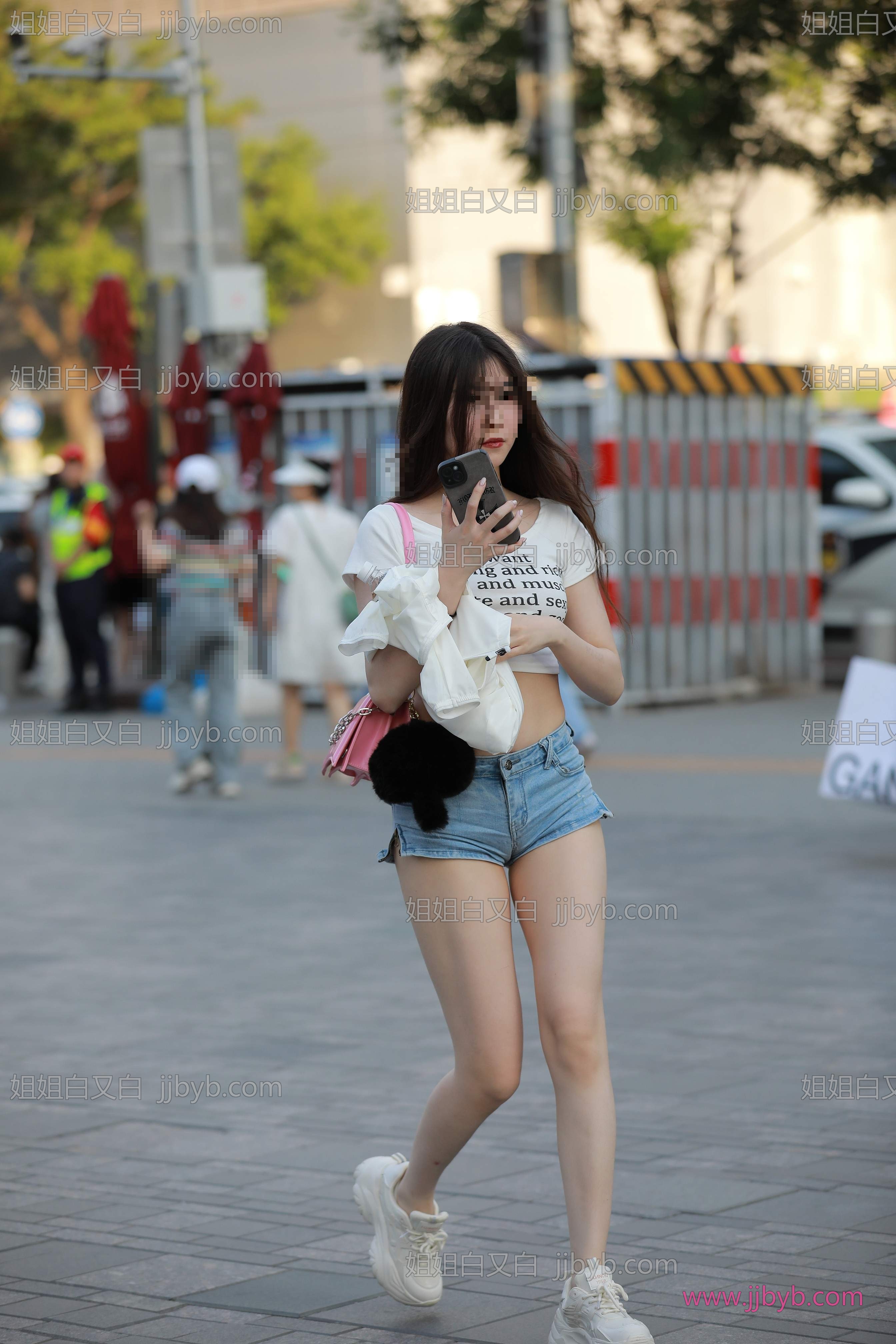 街拍美图合集，壁纸级画质｜街拍美女·街拍·街拍超短热牛MM-姐姐白又白