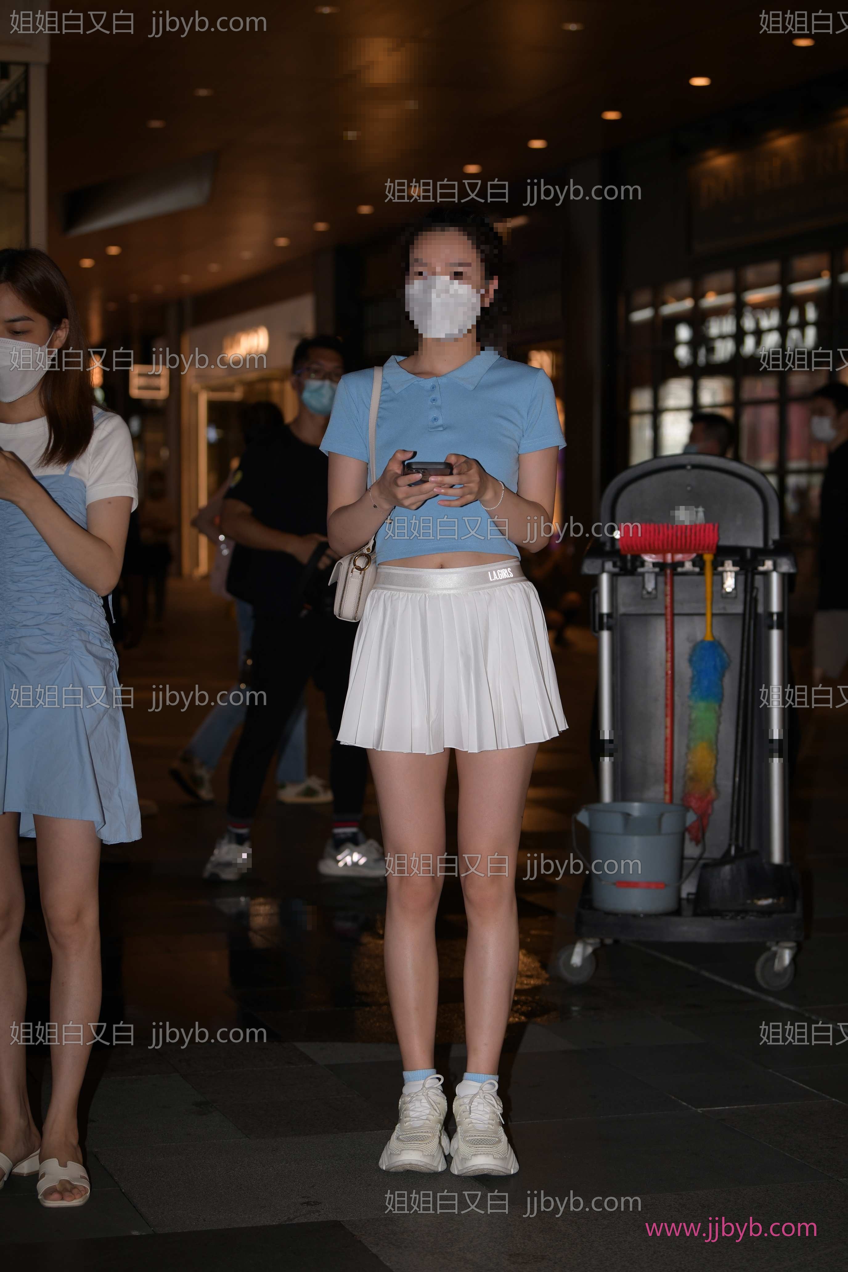 短裙高清图集，收藏级画质｜街拍美女·短裙·夜拍白短裙气质小姐姐-姐姐白又白