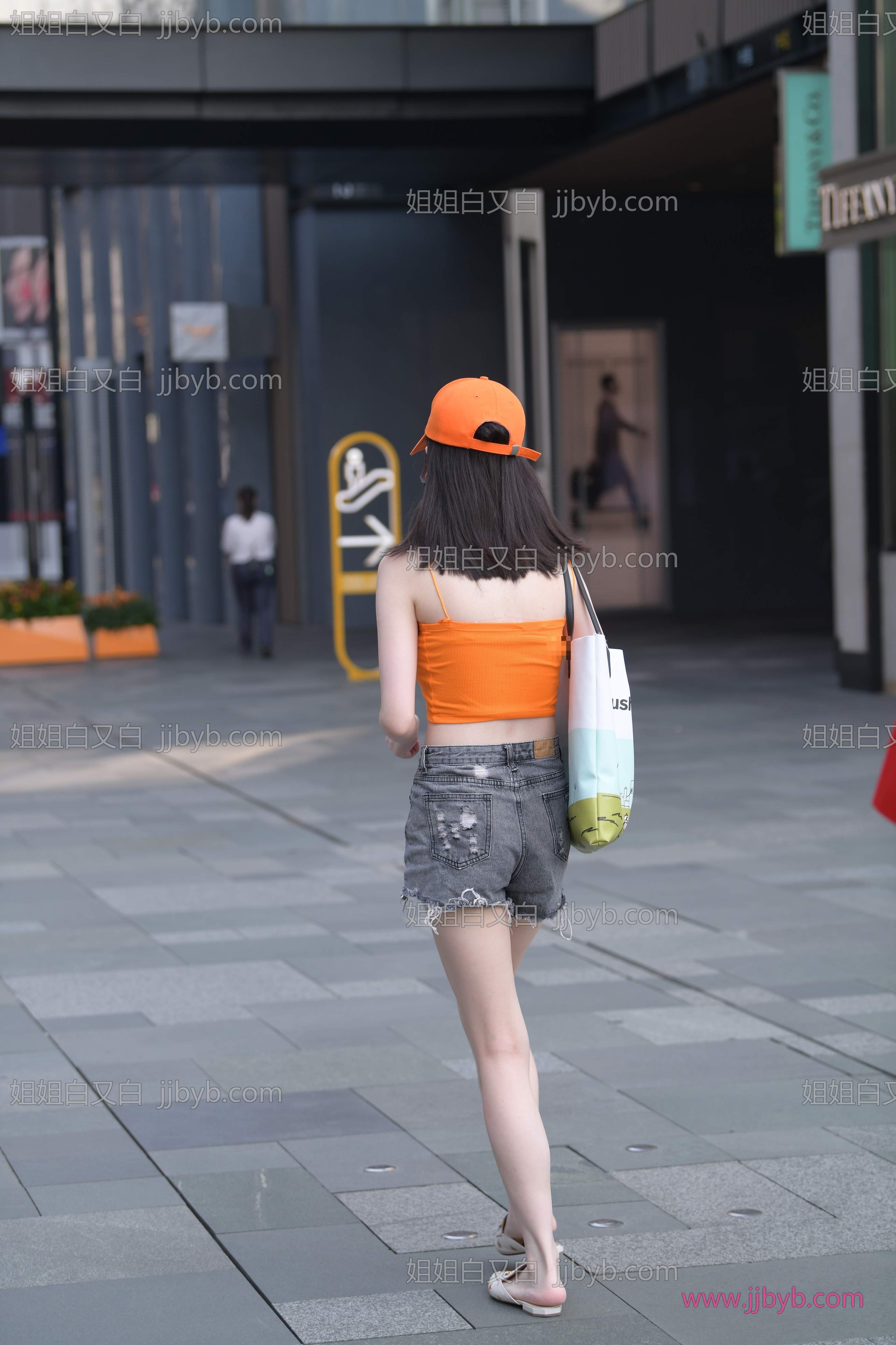 街拍主题高清写真，8K质感｜街拍美女·街拍·街拍橙色鸭舌帽小姐姐-姐姐白又白