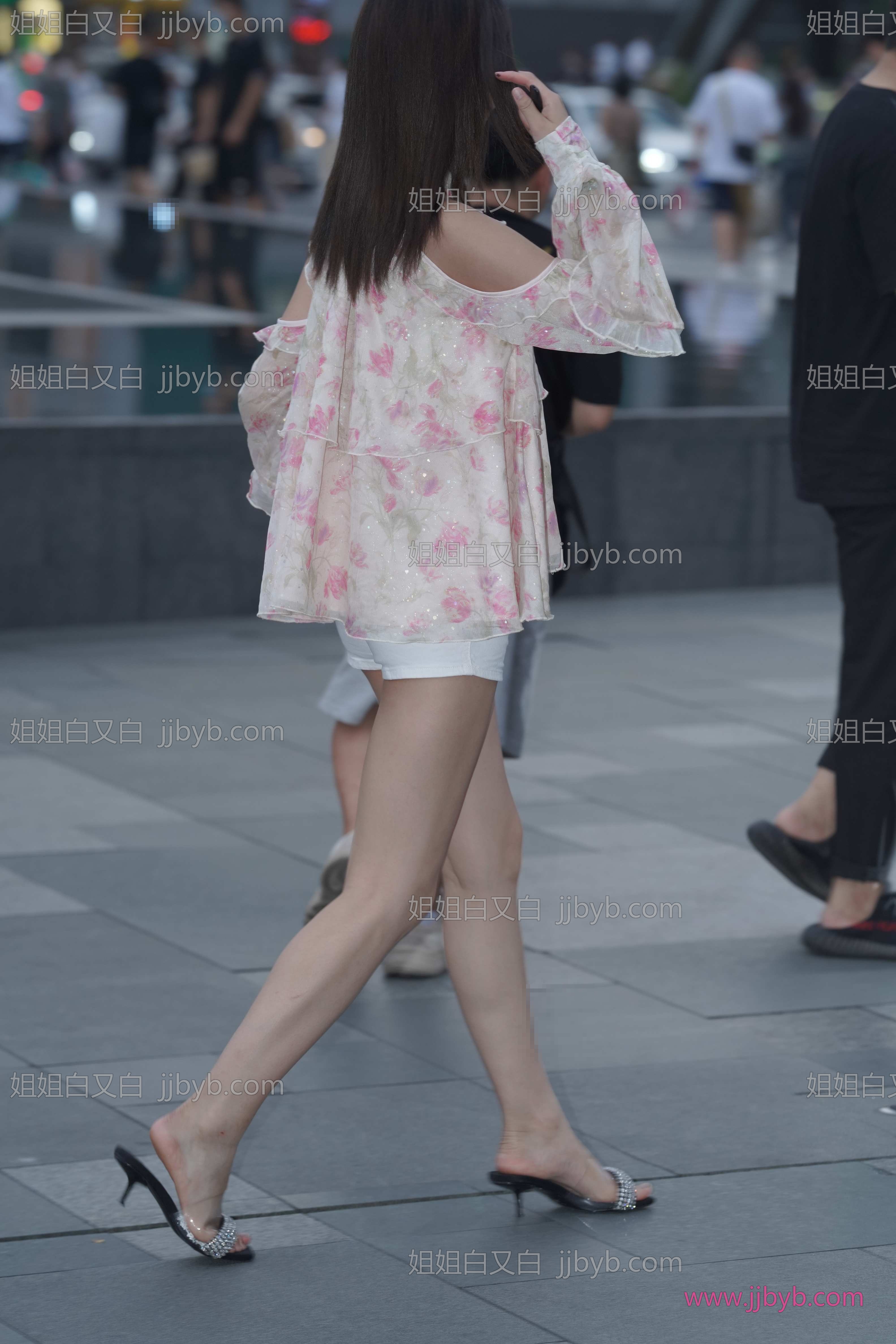 街拍美图合集，壁纸级画质｜美腿·热裤·街拍白热裤美腿小姐姐-姐姐白又白
