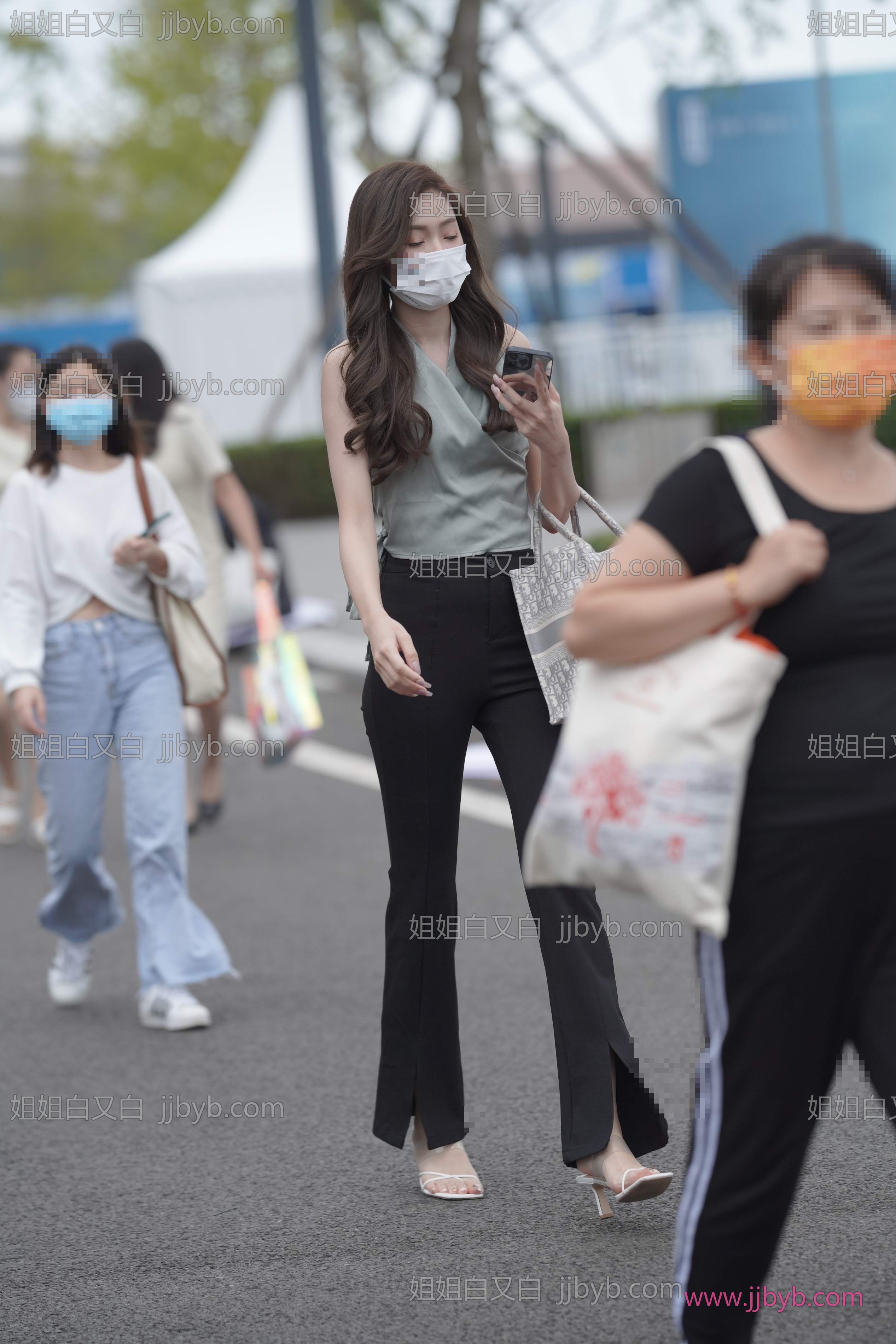 街拍高清图集，画质党必收｜街拍美女·街拍·街拍黑色长裤美姐-姐姐白又白