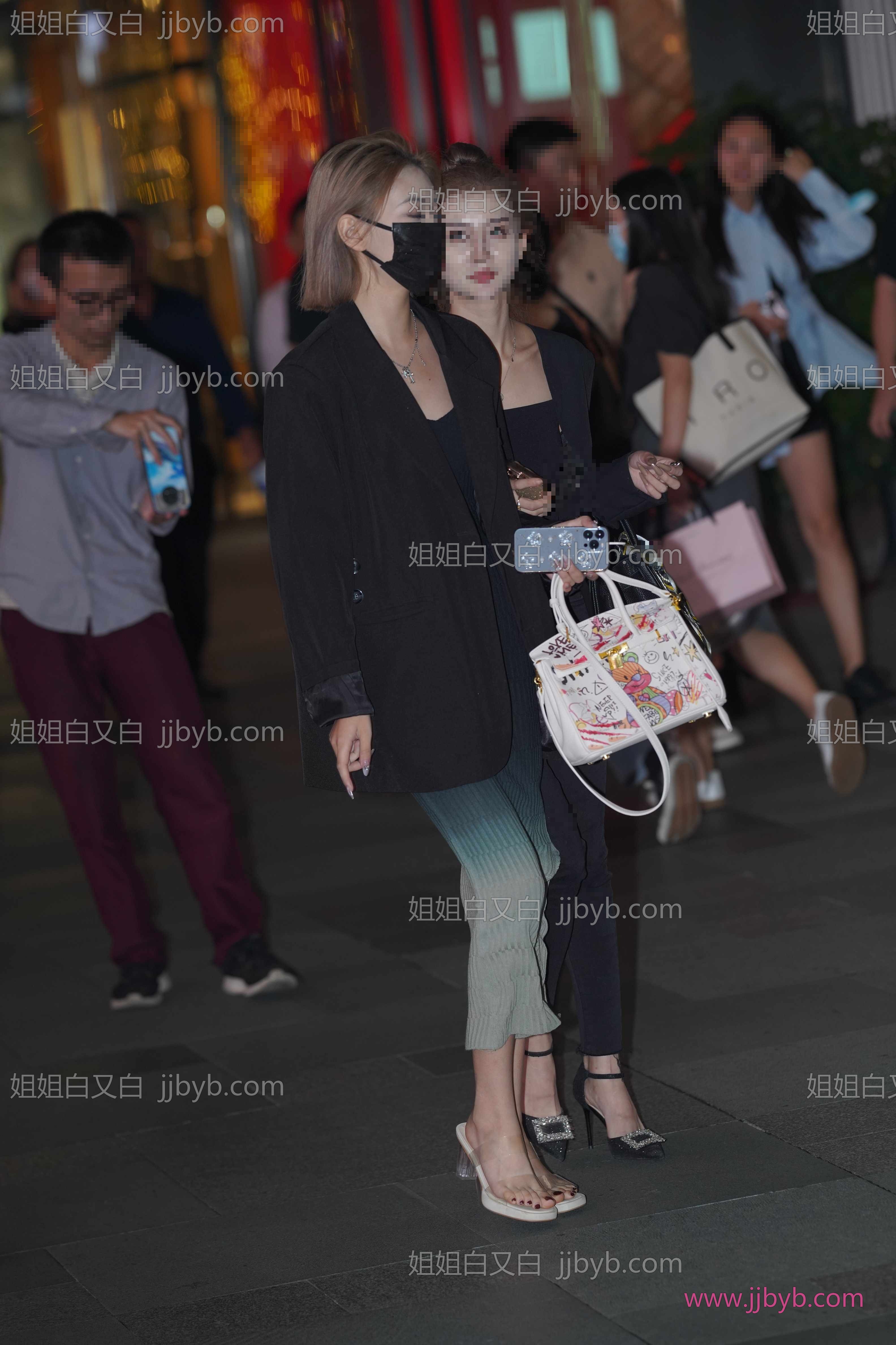 主题高清写真，8K质感｜街拍美女·裙装·裙装小姐姐跟闺蜜-姐姐白又白