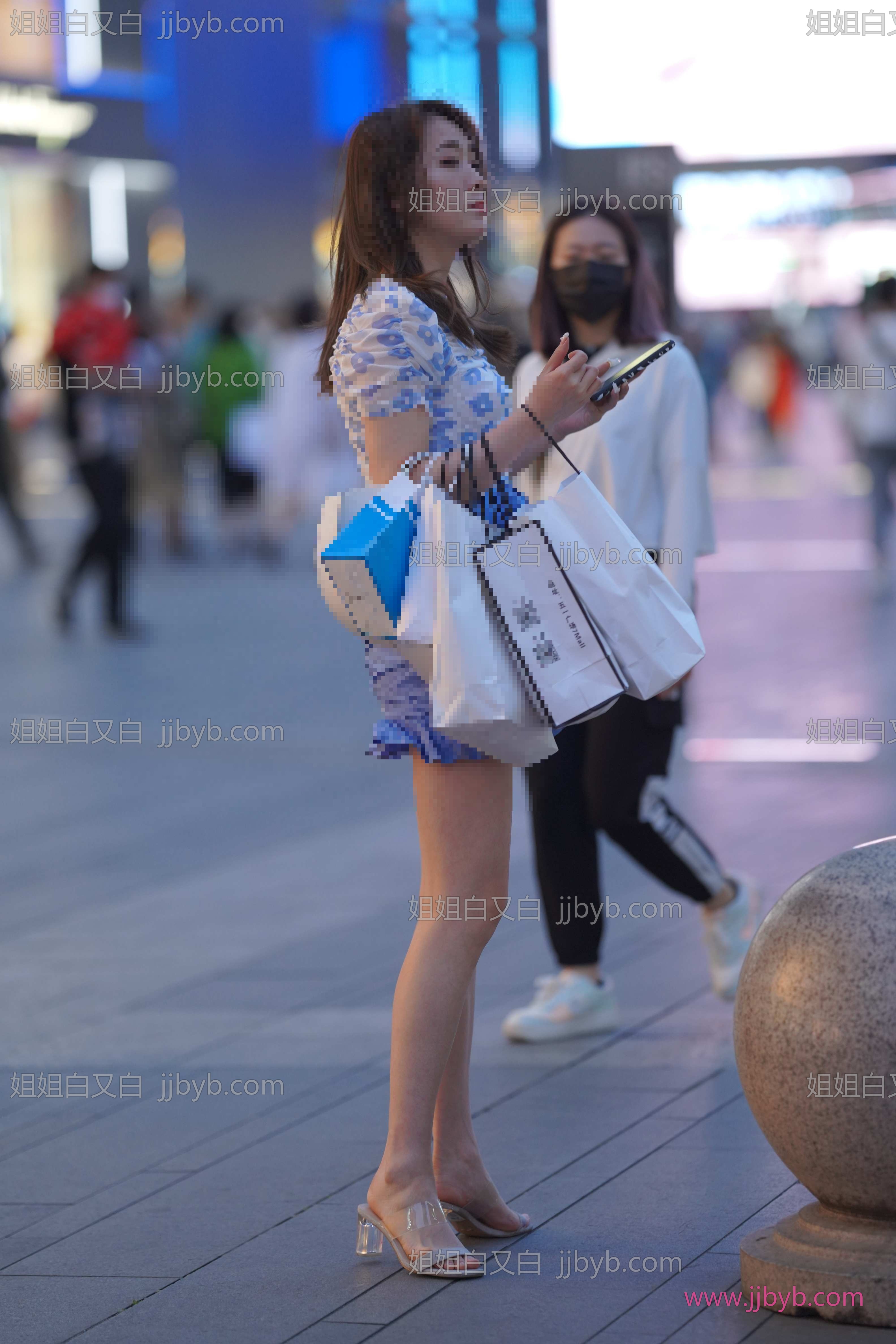 精选街拍写真，超清无水印｜街拍美女·街拍·搭讪街拍蓝裙美女-姐姐白又白