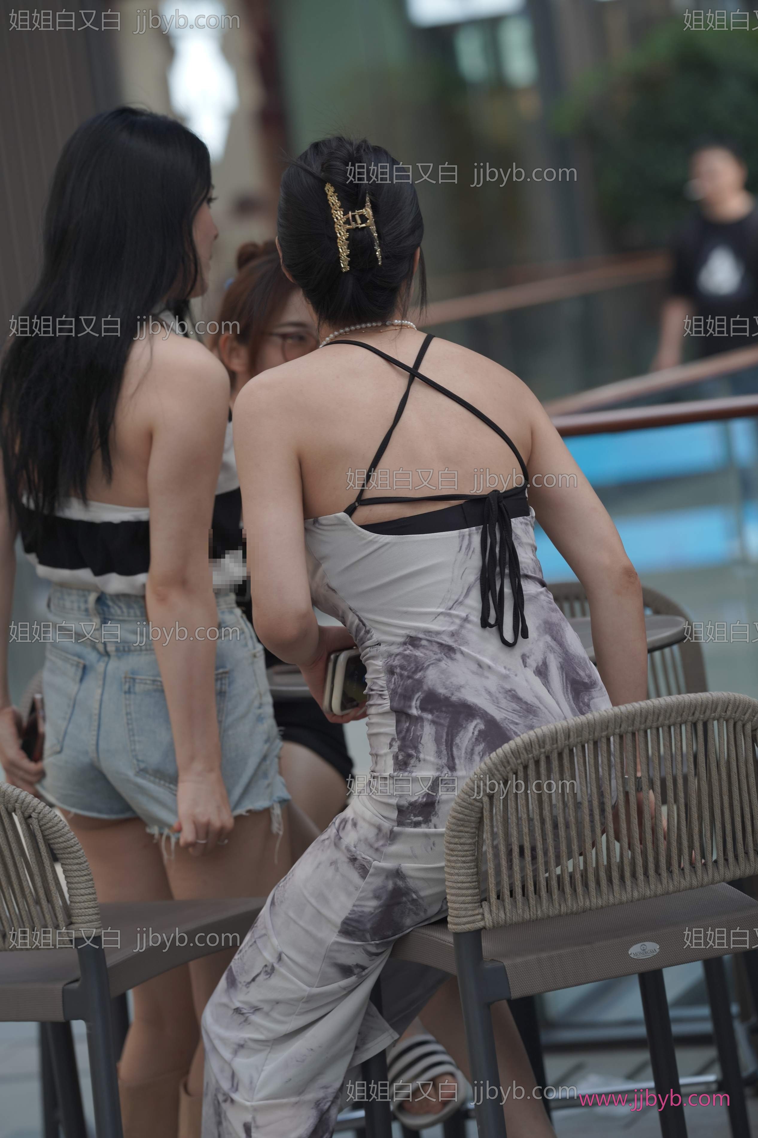 街拍高清图集，画质党必收｜街拍美女·街拍·搭讪街拍过身裙美女-姐姐白又白
