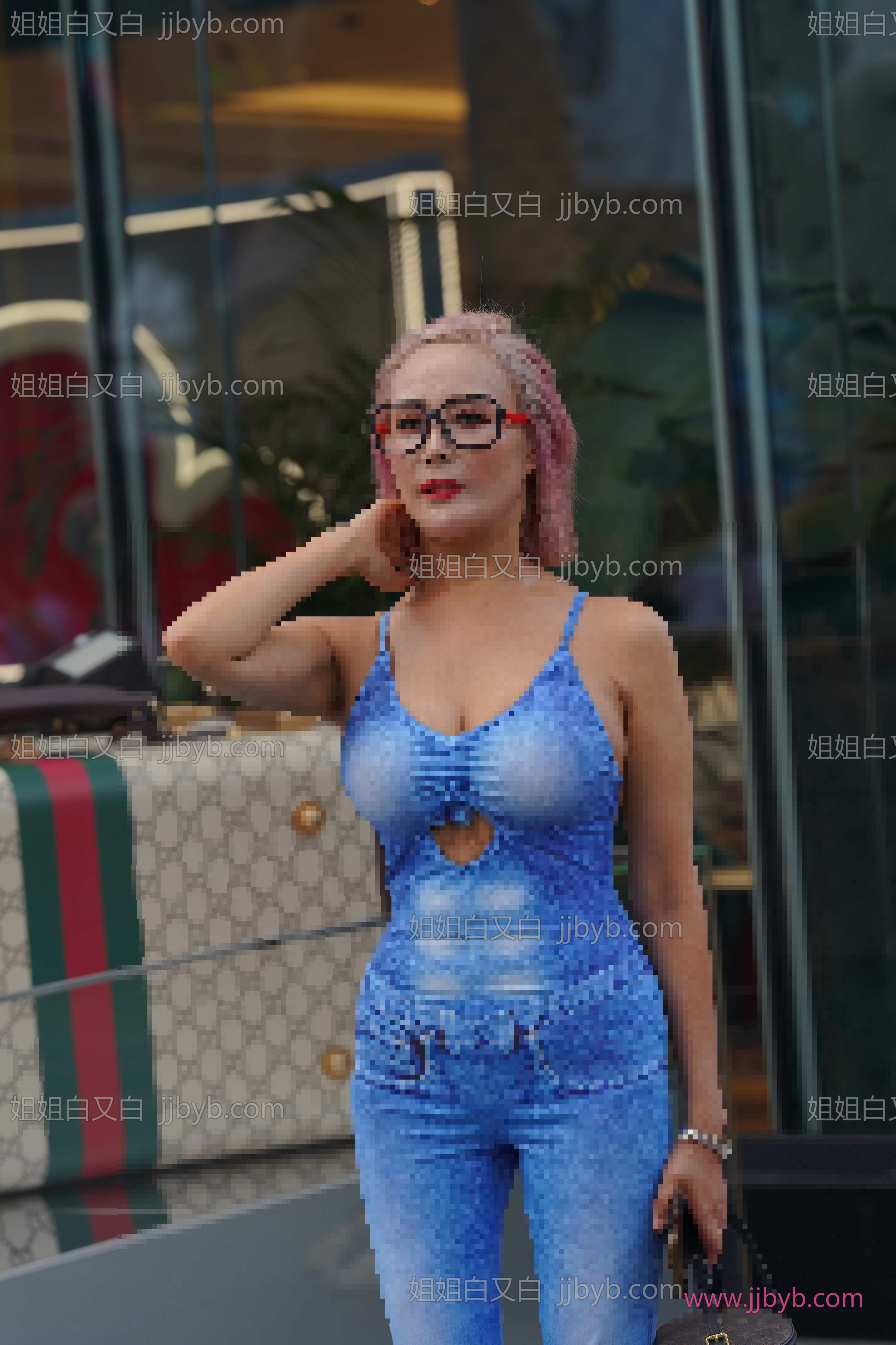 爆款写真，超清无水印｜街拍美女·清纯·这算是奇装异服了吧？-姐姐白又白