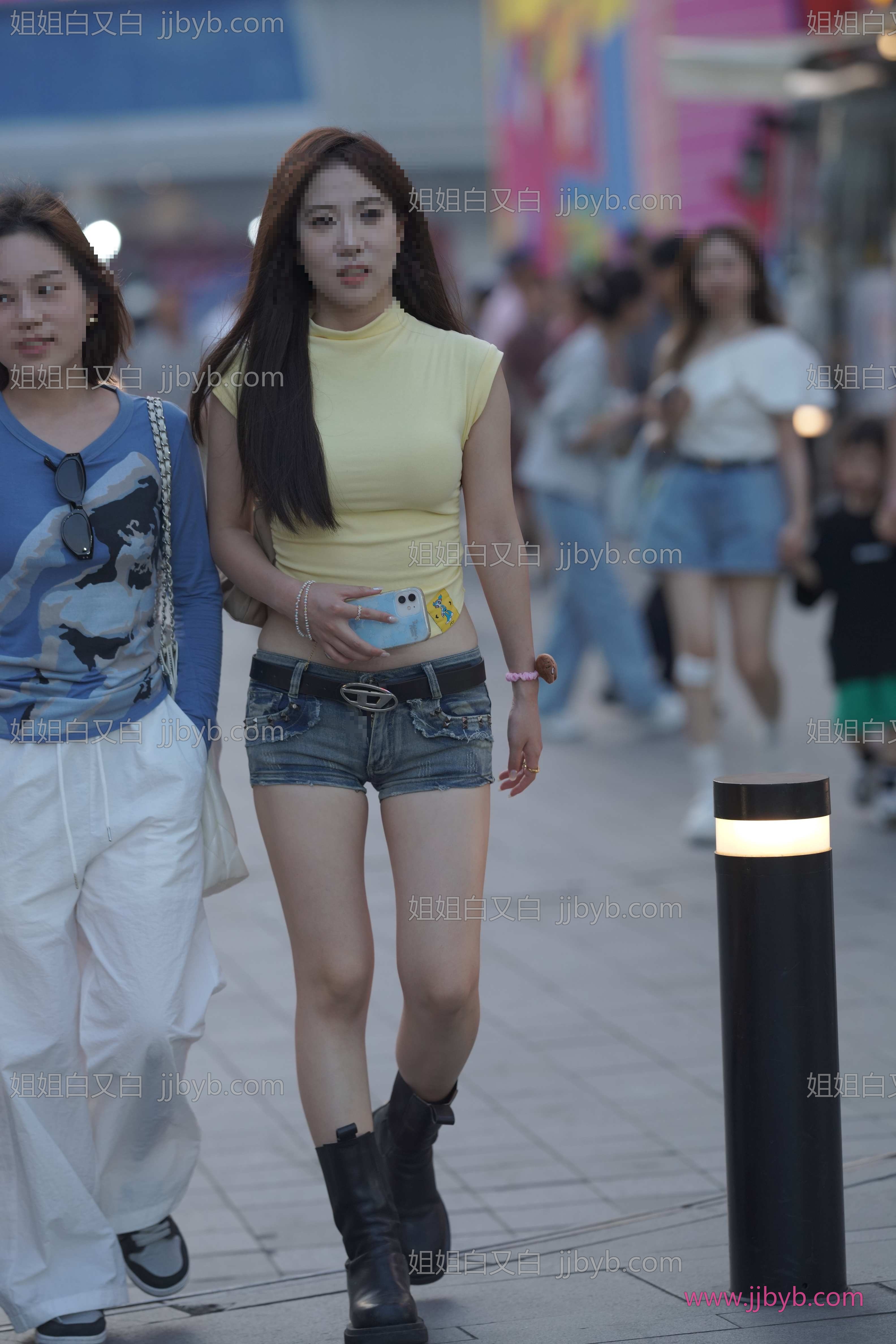 街拍高清图集，细节拉满｜街拍美女·热裤·街拍短靴热裤紧身T恤-姐姐白又白