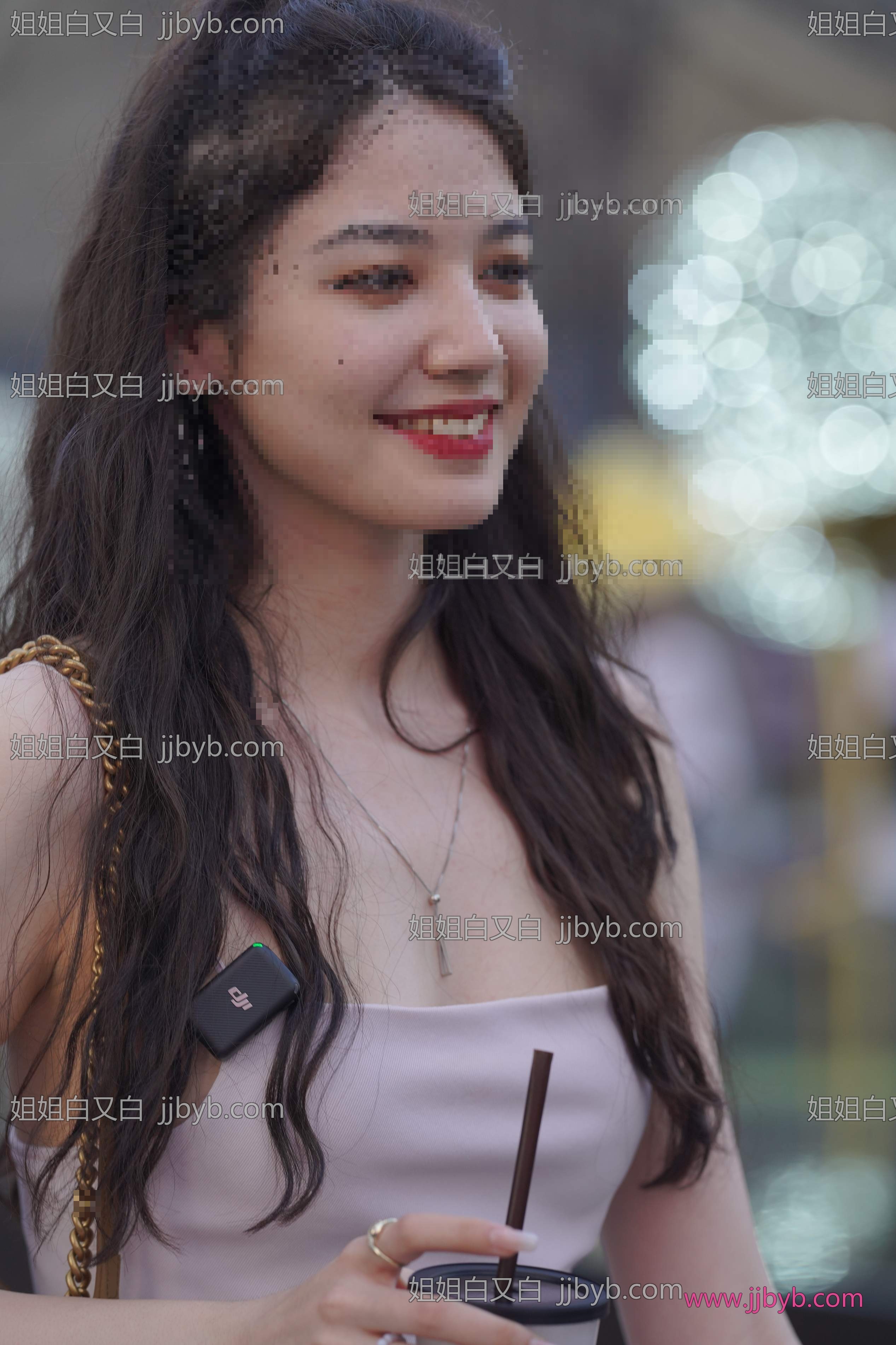 人气街拍写真，超清无水印｜街拍美女·街拍·搭讪街拍淡粉色裙大耳-姐姐白又白