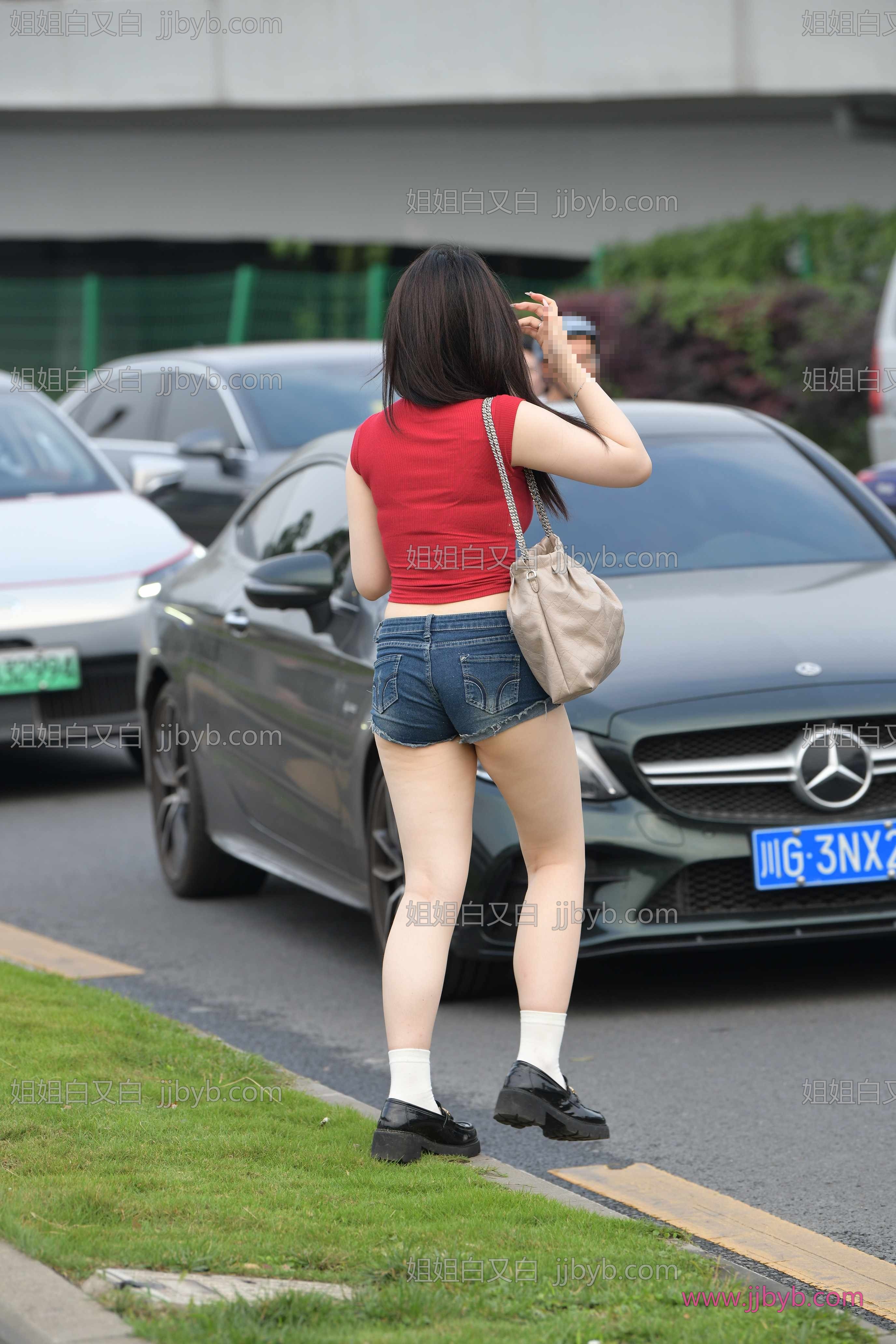 热裤高清图集，画质党必收｜街拍美女·热裤·抓拍微胖露脐的超短热-姐姐白又白