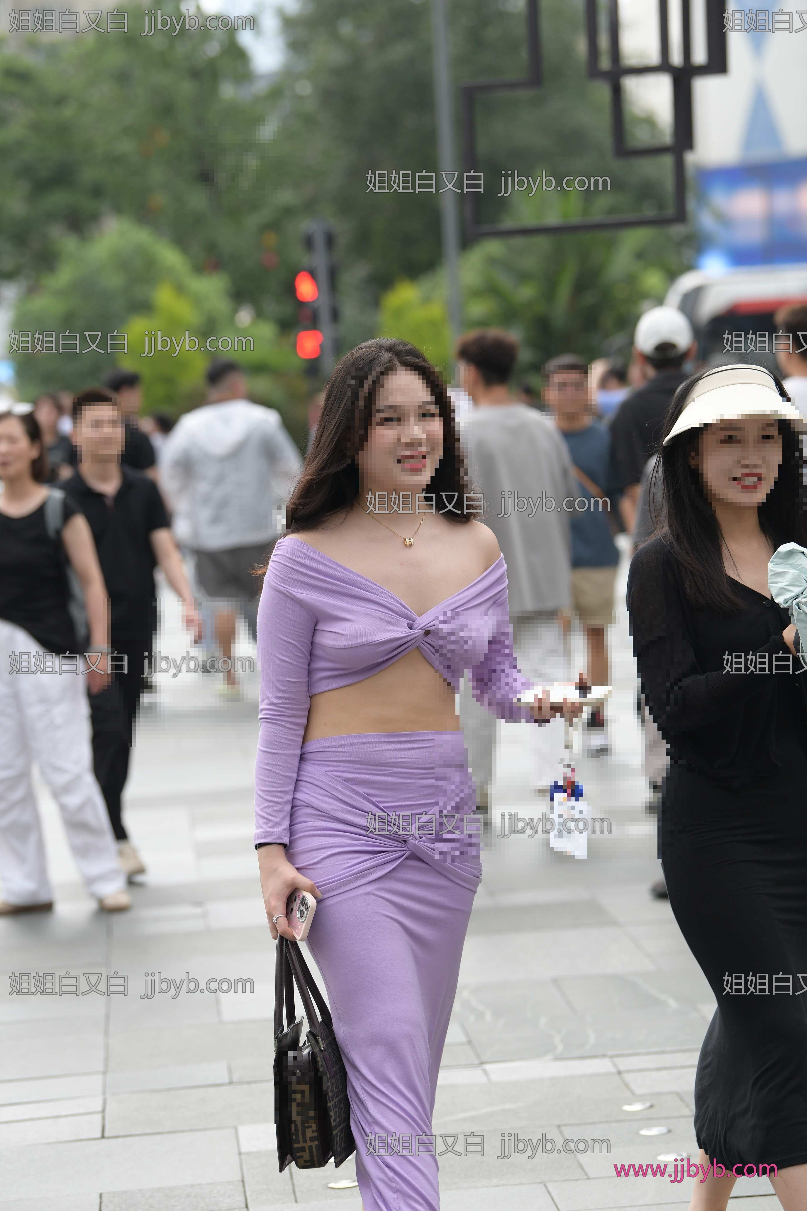 性感美图合集，高清图集｜街拍美女·性感·紫色裙很性感呀-姐姐白又白