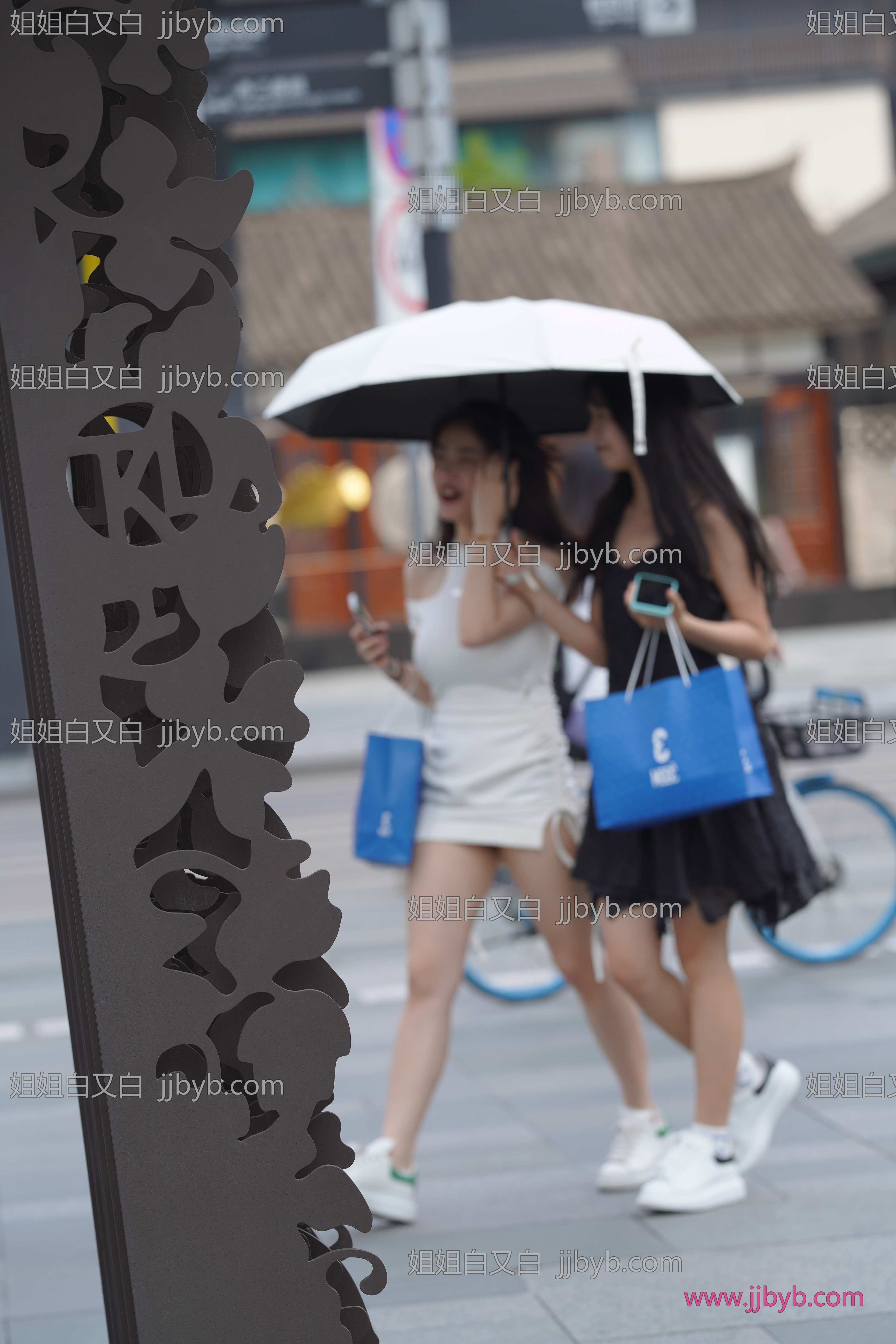 写真，高清原图打包收藏｜街拍美女·清纯·好姐妹一起逛街-姐姐白又白