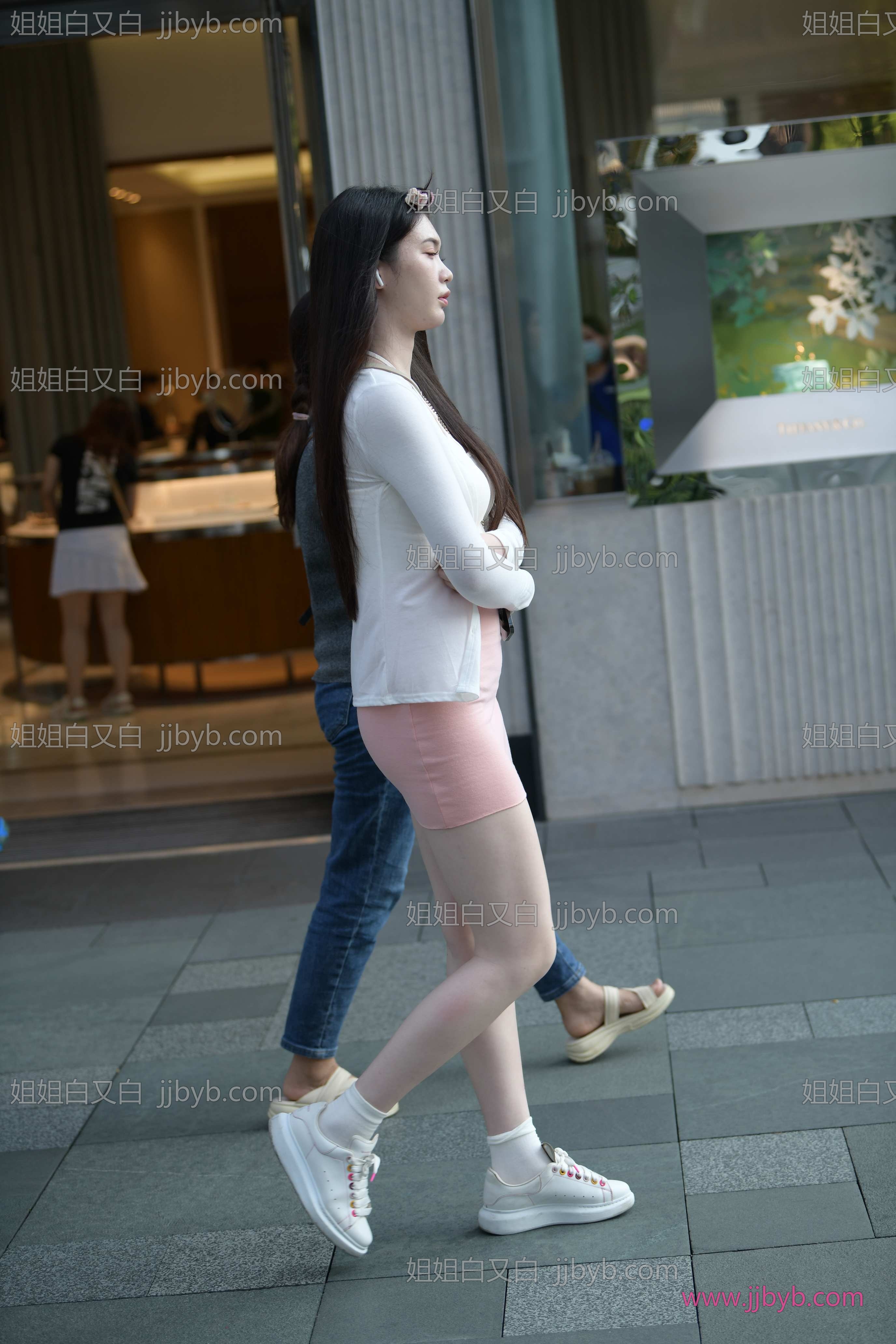 街拍写真，高清原图打包收藏｜美腿·短裙·街拍粉色短裙美腿小姐-姐姐白又白